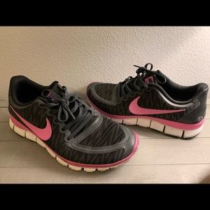 Nike Free 5.0 Black Patterned w/Pink Swoosh (8.5)